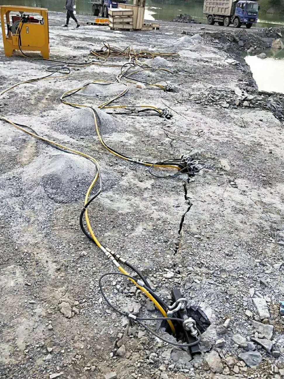 廣西挖機(jī)破碎錘打石頭很慢有什么方法可以提高效率