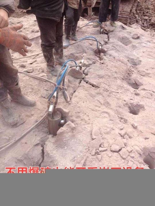 曲靖公路修建巖石太硬挖掘機(jī)炮錘打不動(dòng)怎么解決