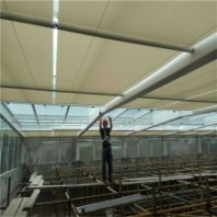 威海大型玻璃頂棚電動天棚簾 體育館 酒店采光頂電動遮陽簾 廠家定制產(chǎn)品